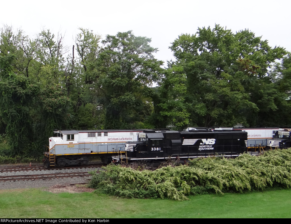 DL 2045 meets NS 3381 at this days interchange